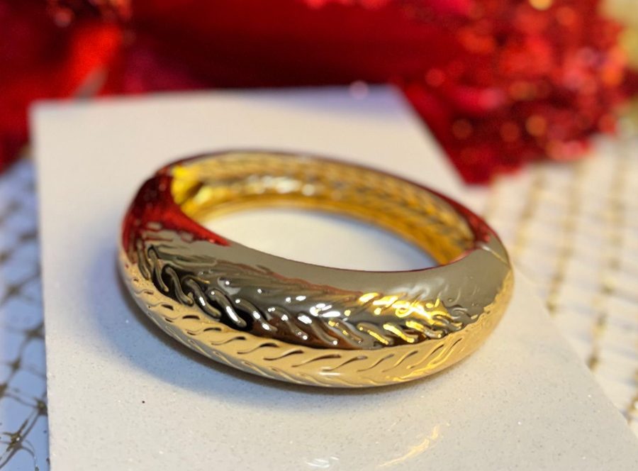 Bracelete metálico riscado brilhante dourado