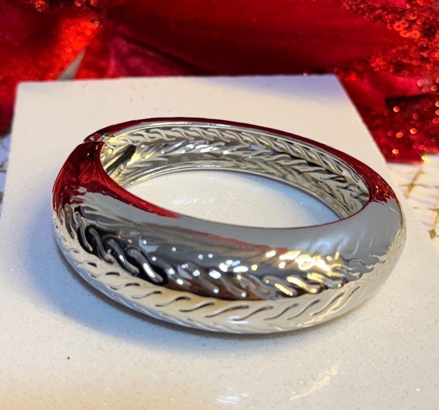 Bracelete metálico riscado brilhante prata