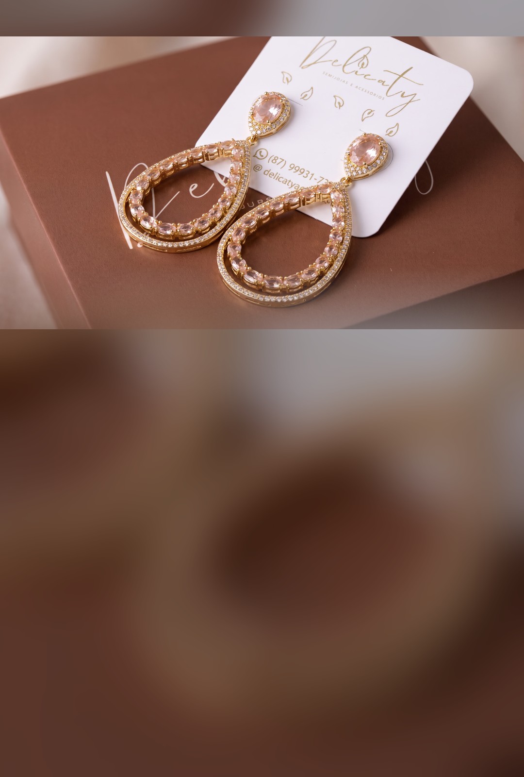 Brincos de gota dourados com zircônias rosé da Delicaty
